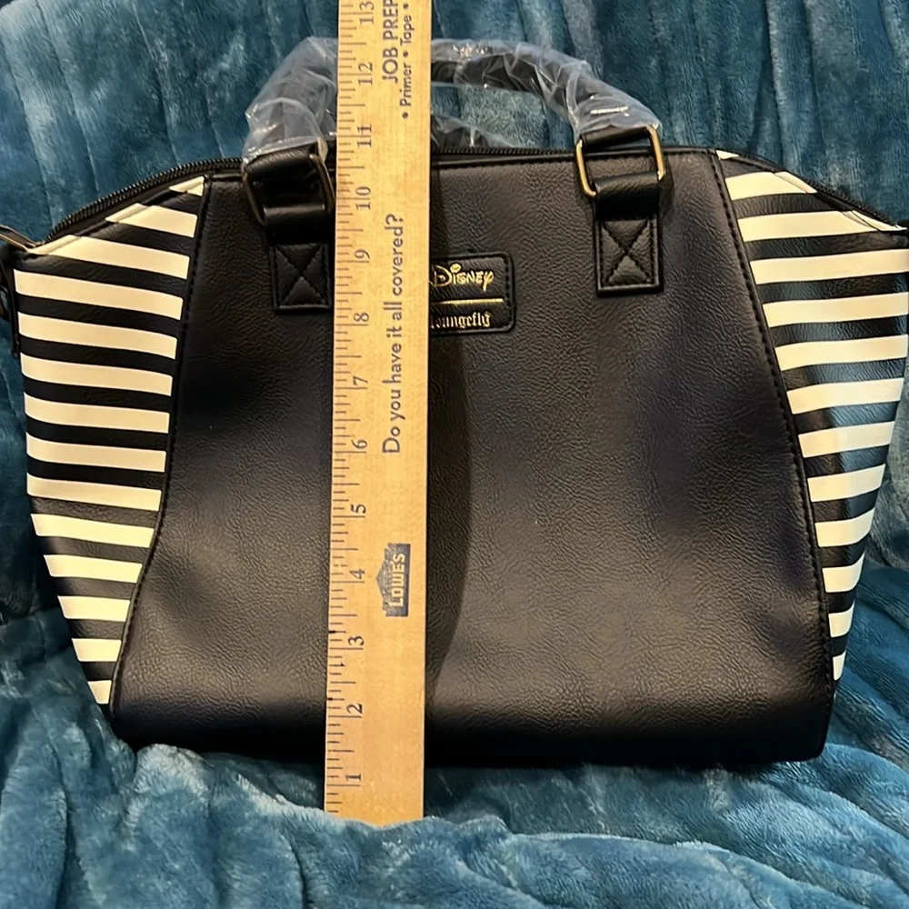 #16. Disney Loungefly Snow White Poison Apple Satchel NWT. - Picture 4 of 9